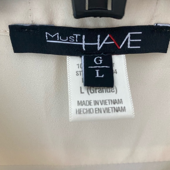 [💙🆓] Must have — Cream short sleeve polyester blouse with gold accents - Picture 3 of 12